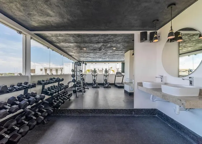King With Private Balcony, Gym, Rooftop Pool *